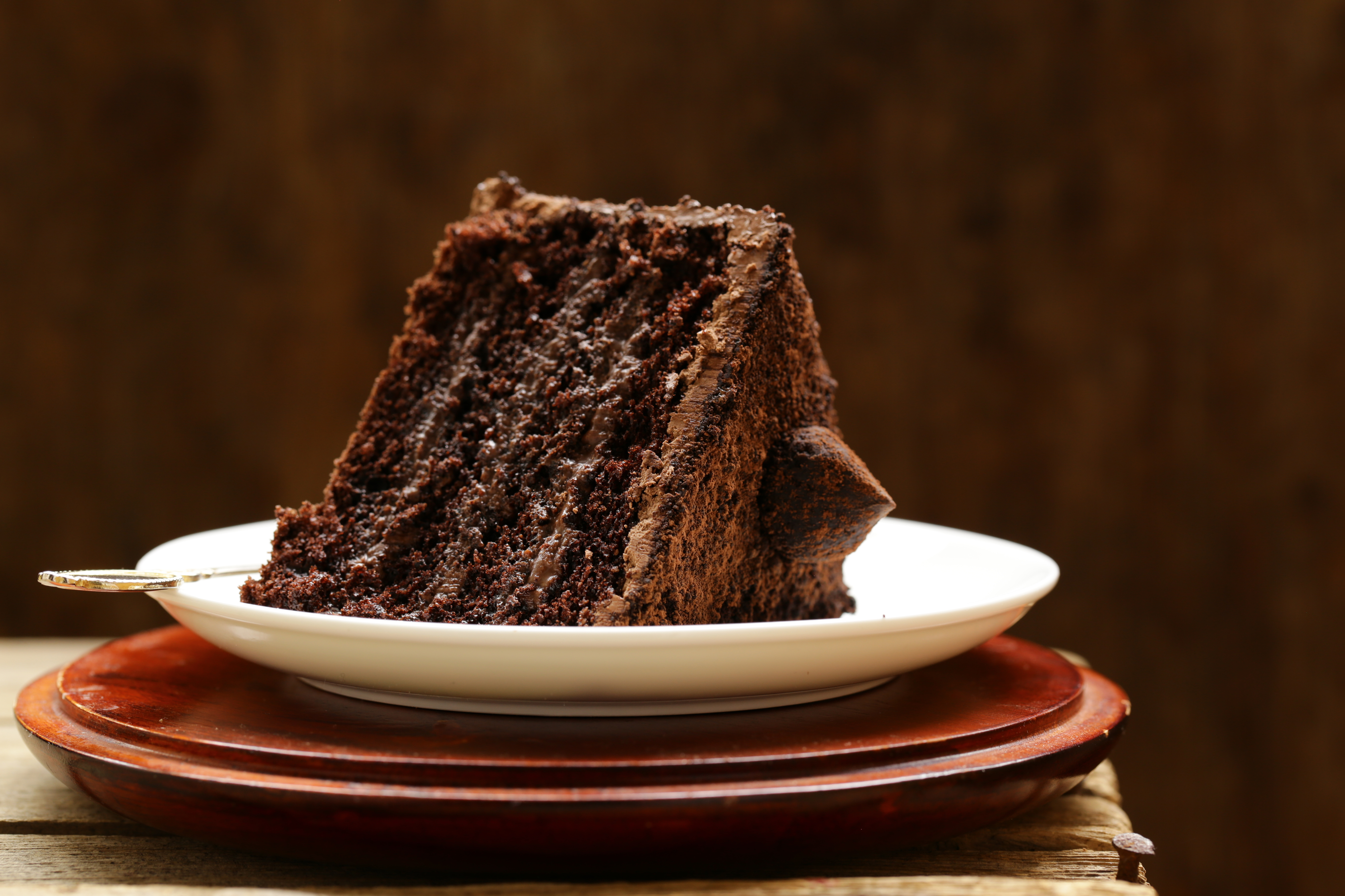 A recipe that is easy and simple and fast for chocolate fudge cake and cupcakes by the Princess Baker needs only one bowl to make