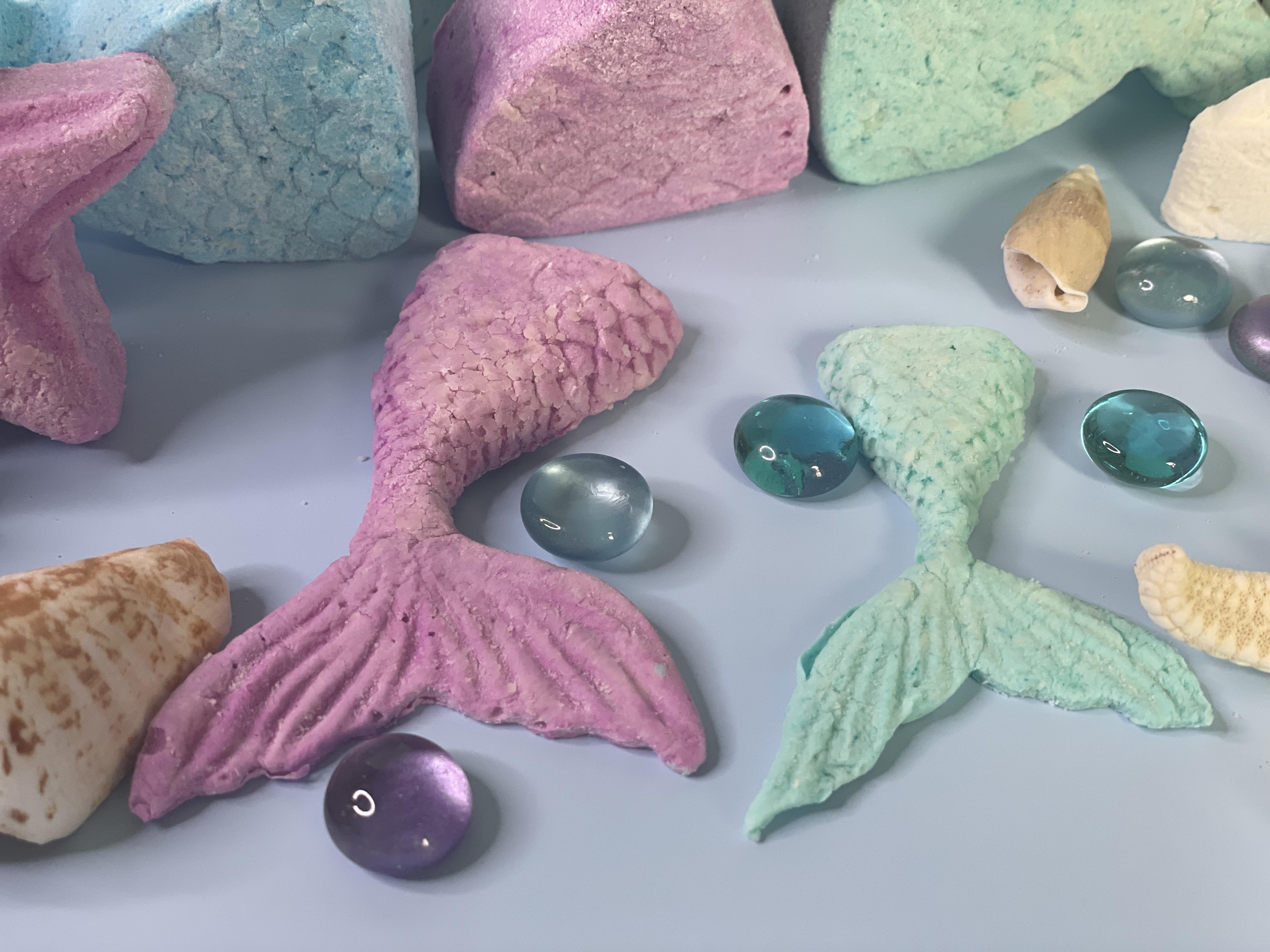 The Princess Baker gives you a recipe to make your own marshmallows and shape them into mermaids using a silicone mold for your under the sea baby shower or birthday party”
[/su_column]
[su_spacer size=