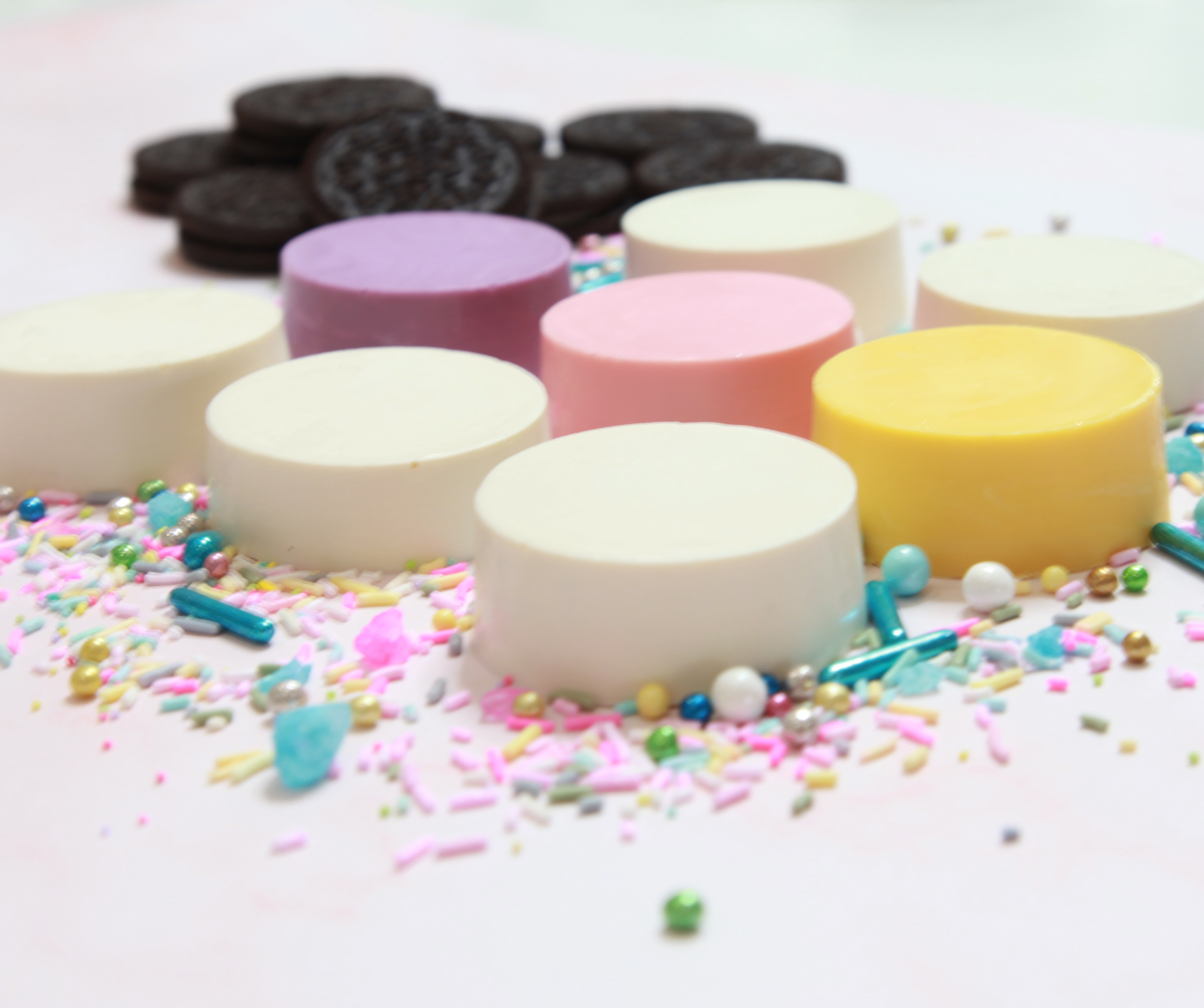 Easy how to DIY tutorial on chocolate covered oreos with perfect flat bottoms