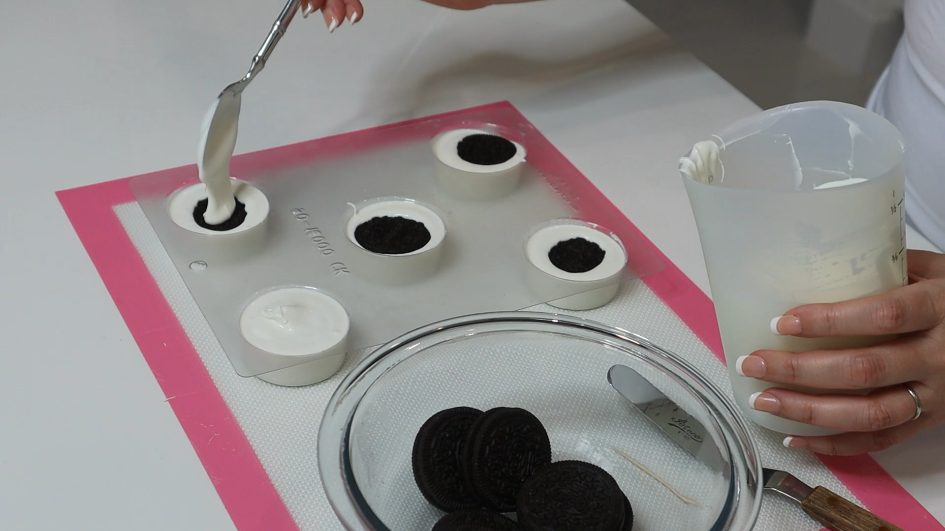 instructions for how to make chocolate oreo using a mold easy DIY tutorial