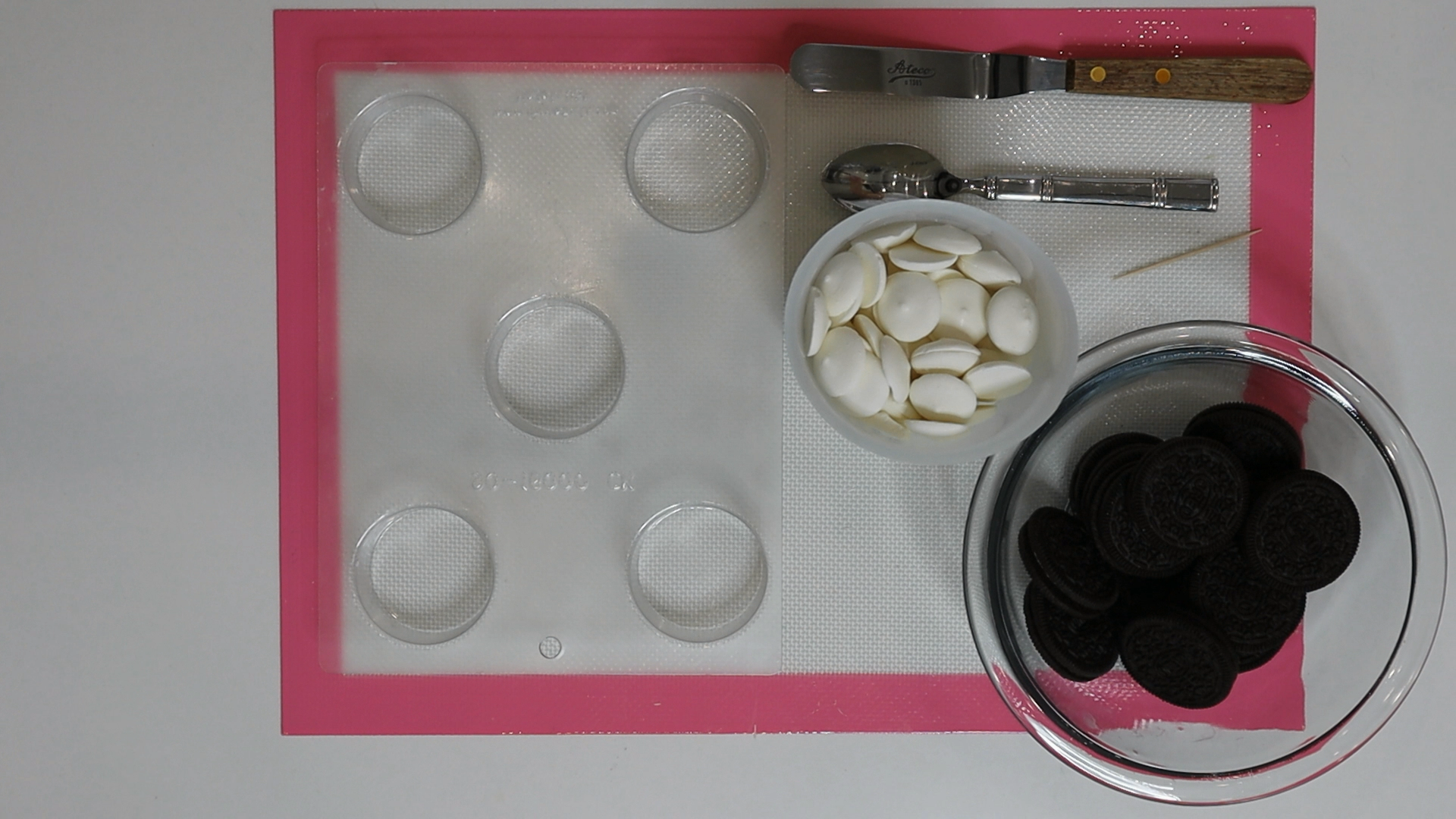 what you need to make perfect chocolate covered oreos for decorating easy DIY tutorial